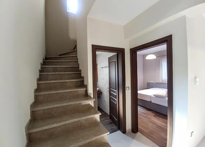 *fryni*/5' From Sea & Center/mountain View Frínion