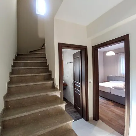 *fryni*/5' From Sea & Center/mountain View Frínion