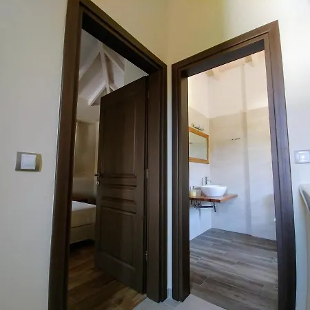 *fryni*/5' From Sea & Center/mountain View Frínion